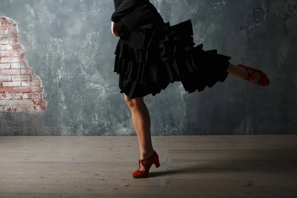 Jovem adulto espanhol mulher dançando flamenco no fundo do vintage cinza — Fotografia de Stock