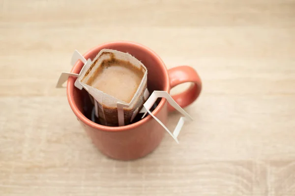 Кава кидається в чашку. Альтернатива заварювання кави в паперових фільтр-пакетах . — стокове фото