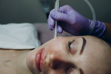 Güzellik Kliniği 'nde ya da Spa' da Süpürge Temizliği Yapan Kadın