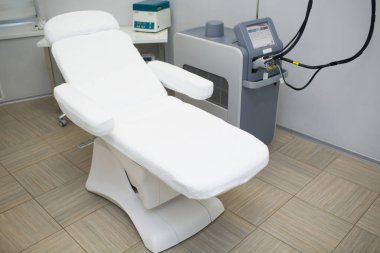 Modern kozmetoloji kliniğinde lazer epilasyon ekipmanı..