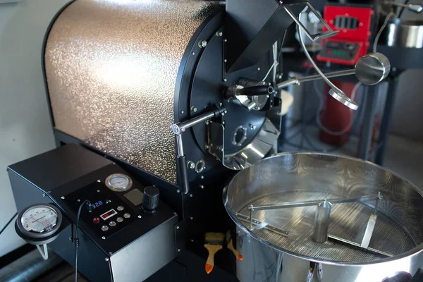 Koffie rooster machine bij koffie roosteren proces — Stockfoto