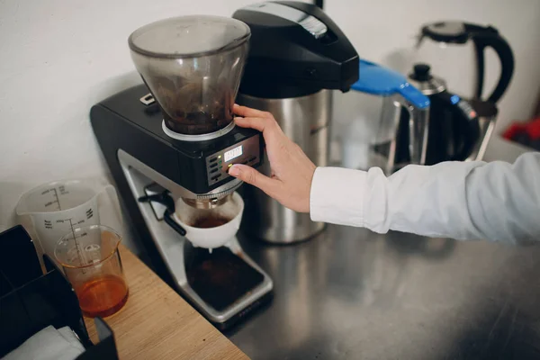 Cup Taster Girl Tasting Degustation Coffee Quality Test Бариста з кавою Мілл Ґріндер. — стокове фото