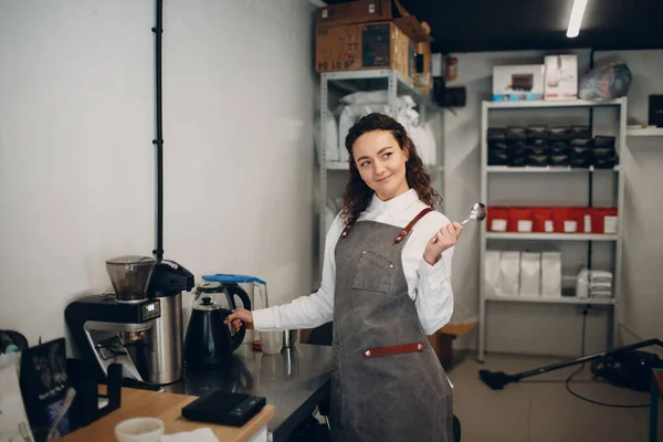 Cup Taster Girl Tasting Degustation Koffie Kwaliteitstest. Jonge vrouw barista met koffiemolen molen — Stockfoto