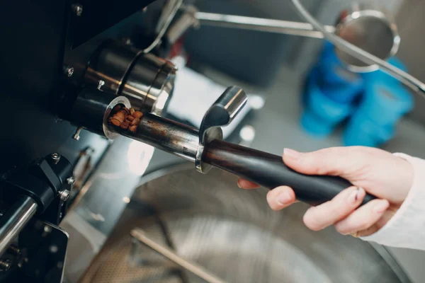 Tryer mesin pemanggang kopi di proses pemanggangan kopi — Stok Foto