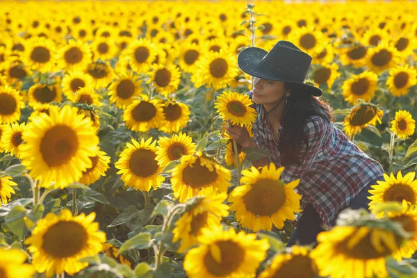 Young woman farmer on sunflower field. Harvesting and farming concept. — Stock Photo, Image