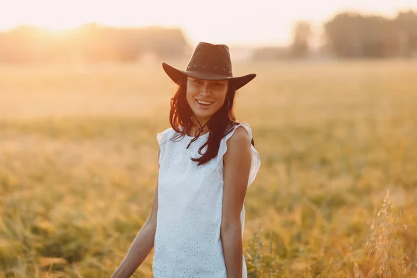 Donna contadino in cappello da cowboy a campo agricolo al tramonto — Foto Stock