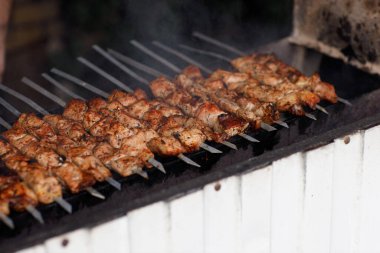 Shashlik geleneksel Rus barbeküsü. Domuz şiş kebap ateşte mangal kömürü