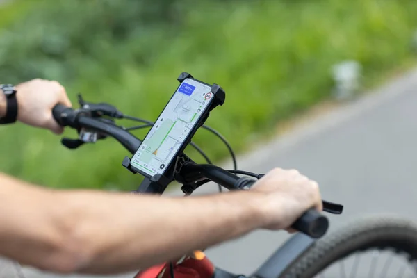 Męska trasa planowania z wykorzystaniem aplikacji nawigacji GPS w telefonie komórkowym na rowerze. — Zdjęcie stockowe