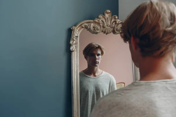Potret pemuda berdiri potret di studio dengan cermin — Stok Foto