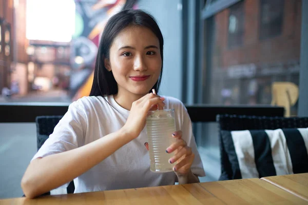 Asiático jovem mulher beber refrigerante de limonada no café ao ar livre — Fotografia de Stock