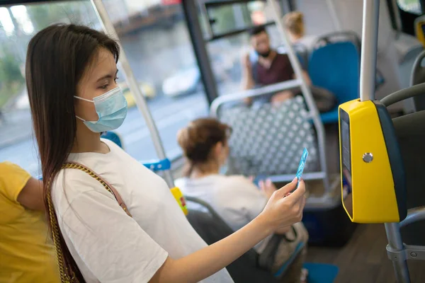 Wanita Asia yang membayar mahal dengan kartu plastik untuk transportasi umum di bus — Stok Foto