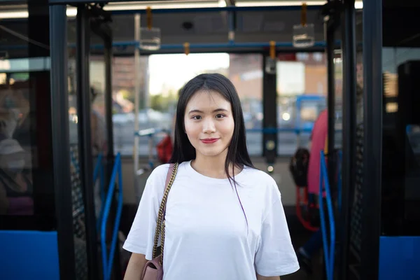 Mulher asiática sair através de portas após passeio em ônibus de transporte público ou bonde. — Fotografia de Stock