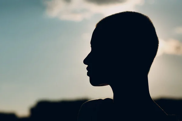 Millenial giovane donna bionda capelli corti all'aperto sorridente ritratto. — Foto Stock