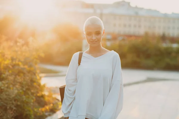 Millenial jonge vrouw blond kort haar outdoor lachend portret. — Stockfoto
