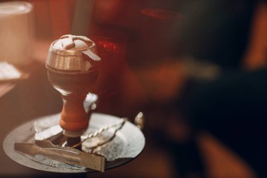 Shisha nargile sıcak kömür ve sigara ve eğlence için tütün.