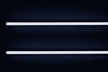 Duvara asılmış floresan tavan lambası boru hattı