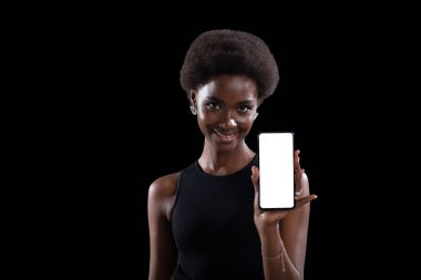Gülümseyen siyah kadın boş şablon beyaz ekranı işaret ediyor