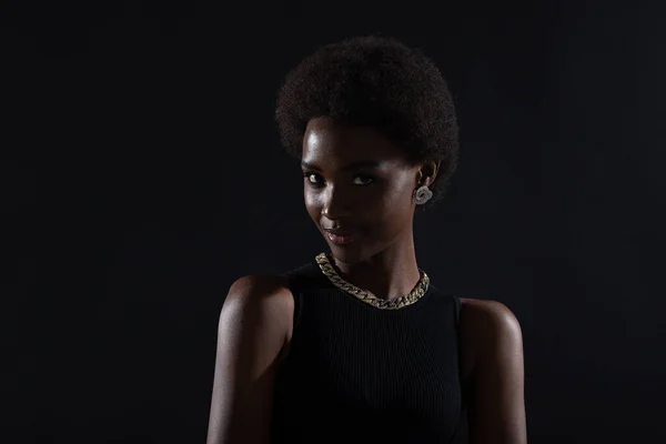 Gros plan portrait de femme afro-américaine avec coiffure afro sur fond studio noir — Photo