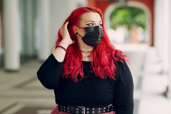 Europäische Plus-Size-Frau. Junge rot rosa haarige Körper positive Mädchen — Stockfoto