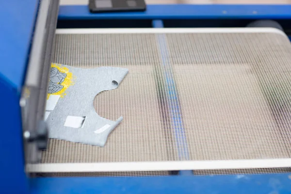 Oven kering untuk Serigraphy proses cetak layar sutra di pabrik pakaian. — Stok Foto