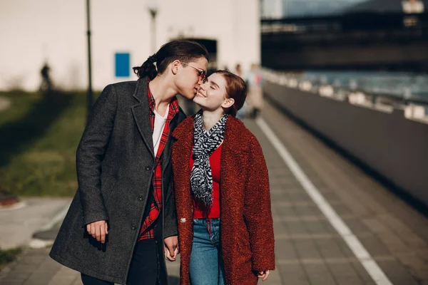 Casal jovem caucasiano andando na rua no dia dos namorados — Fotografia de Stock