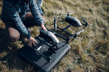 New York, ABD - 18 Eylül 2021: DJI İHA 'yı havadan uçmadan önce yere indirmek ve çekim yapmak için ilham verdi.