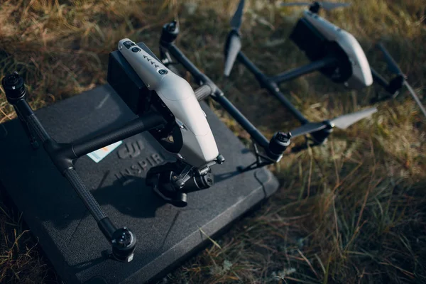 Nova Iorque, EUA - 18 de setembro de 2021: DJI Inspire 2 quadcopter drone on ground before aerial flight and filming. — Fotografia de Stock