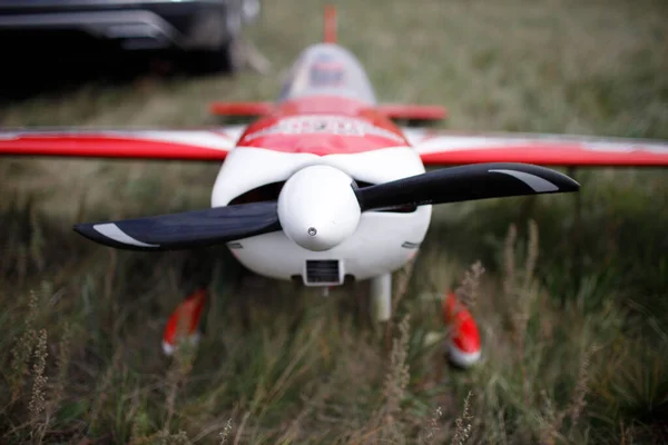 Radio control rc avión juguete modelo en tierra — Foto de Stock