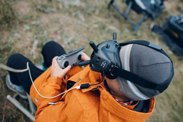 Boy mengendalikan drone fpv quadcopter dengan kacamata antena remote controller — Stok Foto