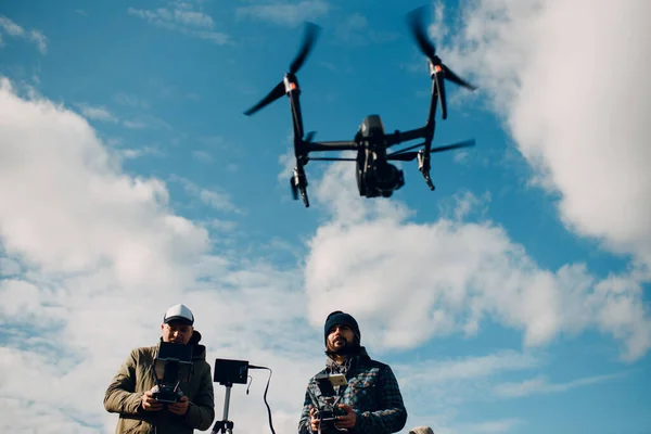 Pilote homme contrôlant drone quadcopter avec pad télécommande — Photo