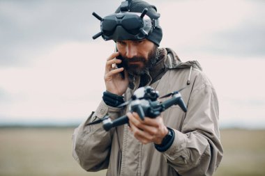 Gözlük anten uzaktan kumandalı Fpv kuadkopter drone 'unu kontrol eden adam