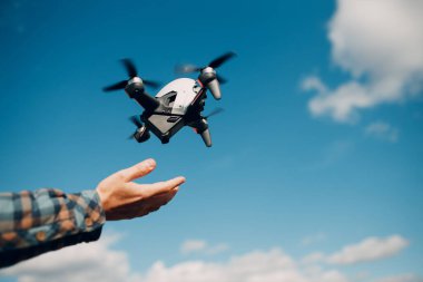 Uzaktan kumandalı kuadkopter drone 'u kontrol eden adam pilot