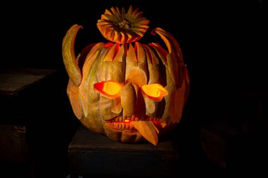 Cadılar Bayramı balkabağı kabağı feneri, korkunç siyah yüzlü.