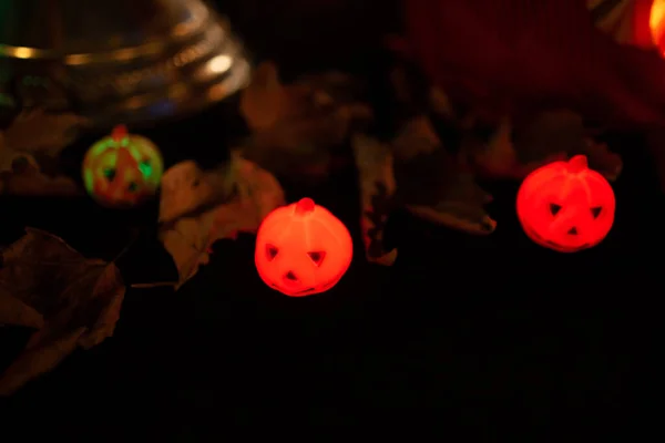 Хэллоуин тыквенные головы декор в темноте — стоковое фото