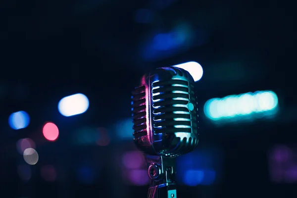 Просто синий микрофон — стоковое фото