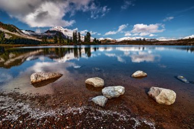 dağlar ve sakin buzul Gölü