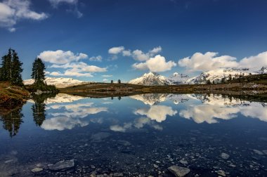 dağlar ve sakin buzul Gölü