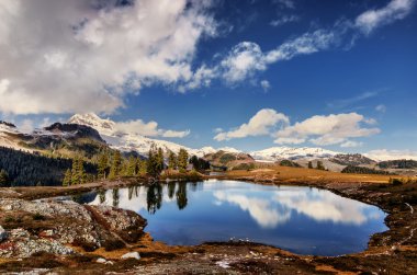 dağlar ve sakin buzul Gölü