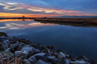 Gün batımında sakin su.
