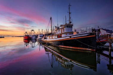 Marina gündoğumu, tekneler