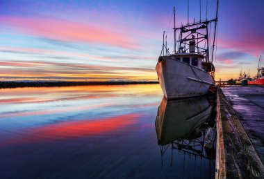 Güneş doğarken Marinada tekne