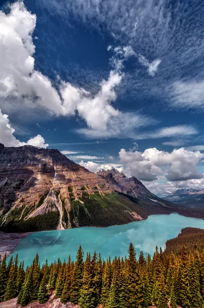 Montañas y tranquilo lago glacial — Foto de Stock