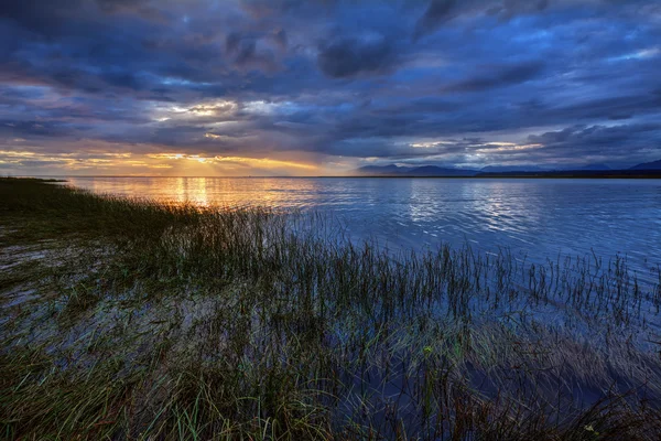 Ruhiges Wasser bei Sonnenuntergang. — Stockfoto