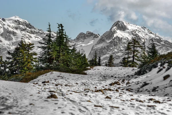 Picos de montanha cobertos de neve — Fotografia de Stock