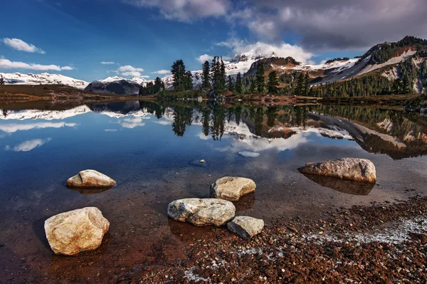 Fjell og stille issjø – stockfoto