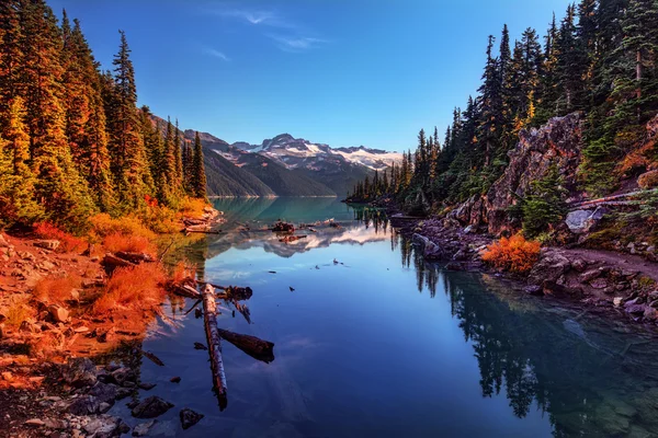 Góry i spokojne jezioro polodowcowe — Zdjęcie stockowe