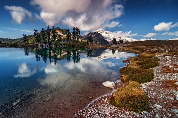 Montagne e calmo lago glaciale — Foto Stock