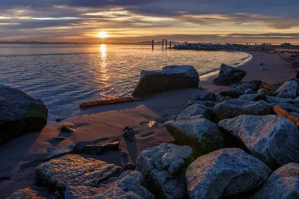 Kalm water bij zonsondergang. — Stockfoto