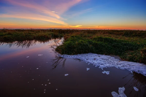 Água calma ao pôr-do-sol — Fotografia de Stock