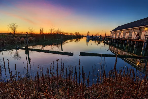 Ruhiges Wasser bei Sonnenuntergang. — Stockfoto